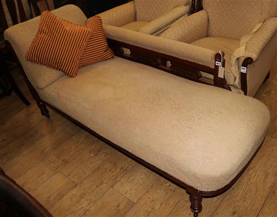 A late Victorian walnut chaise longue